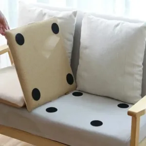 Pastille antidérapante velcro noire collée sous un tapis gris au Maroc