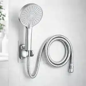 pommeau de douche avec tuyau inox flexible fixé au mur de la salle de bain