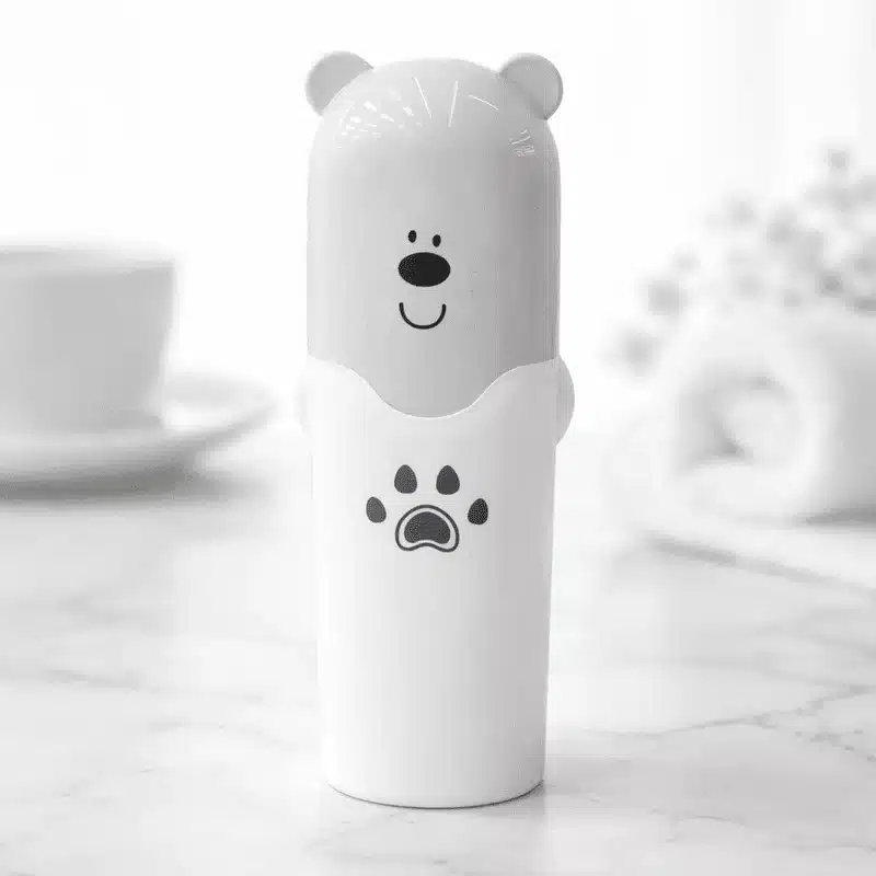 porte-brosse-a-dent-pour-voyage Porte brosse à dent pour voyage ouvert avec brosse et dentifrice à l’intérieur en forme d’ours