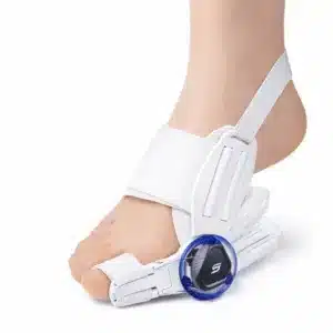 Redresseur d’Oignon Ajustable blanc porté sur le pied pour corriger l’hallux valgus