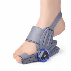 Redresseur d’Oignon Ajustable blanc porté sur le pied pour corriger l’hallux valgus