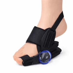 Redresseur d’Oignon Ajustable blanc porté sur le pied pour corriger l’hallux valgus