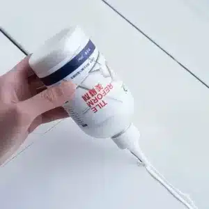 Rénovateur joints carrelage Maroc en bouteille appliqué sur un carrelage blanc