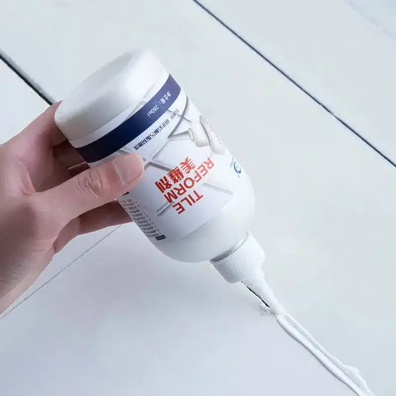 renovateur-joints-carrelage-2 Rénovateur joints carrelage Maroc en bouteille appliqué sur un carrelage blanc