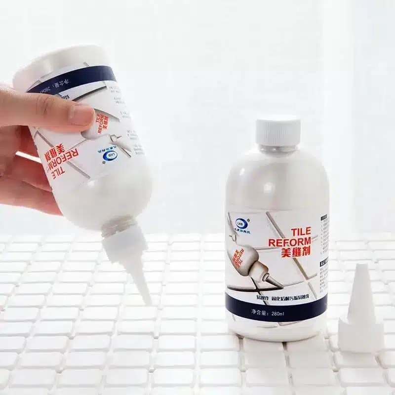 renovateur-joints-carrelage Rénovateur joints carrelage Maroc en bouteille appliqué sur un carrelage blanc