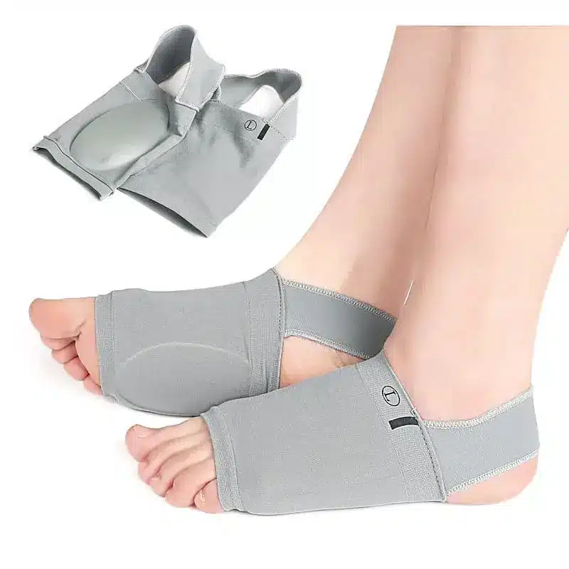 soutien-voute-plantaire-2-pieces Soutien voûte plantaire Maroc gris porté sur les pieds avec coussinet en gel