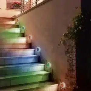 spots LED autocollants multicolores installés sur un escalier intérieur