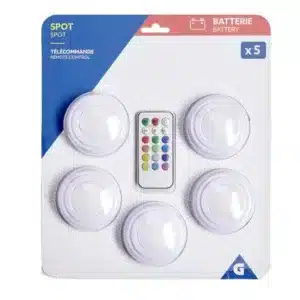 spots LED autocollants multicolores installés sur un escalier intérieur