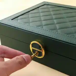 Boîte à bijoux avec clé et compartiments pour bagues colliers bracelets et montres au Maroc