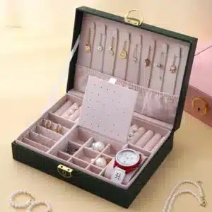 Boîte à bijoux avec clé et compartiments pour bagues colliers bracelets et montres au Maroc