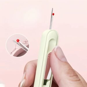 découseur couture ergonomique beige avec pointe en acier et bille rouge de protection tenu dans la main pour enlever une couture au maroc