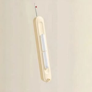 découseur couture ergonomique beige avec pointe en acier et bille rouge de protection tenu dans la main pour enlever une couture au maroc