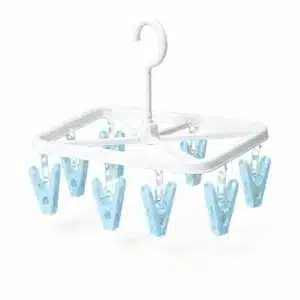 Étendoir à chaussettes suspendu avec pinces jaunes pour balcon au Maroc