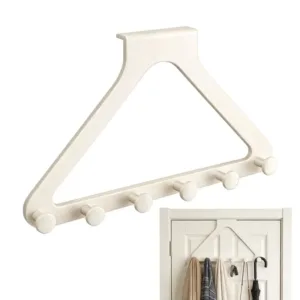 porte manteau de porte beige à 5 crochets suspendu sur une porte avec manteaux écharpes et clés dans une maison au maroc