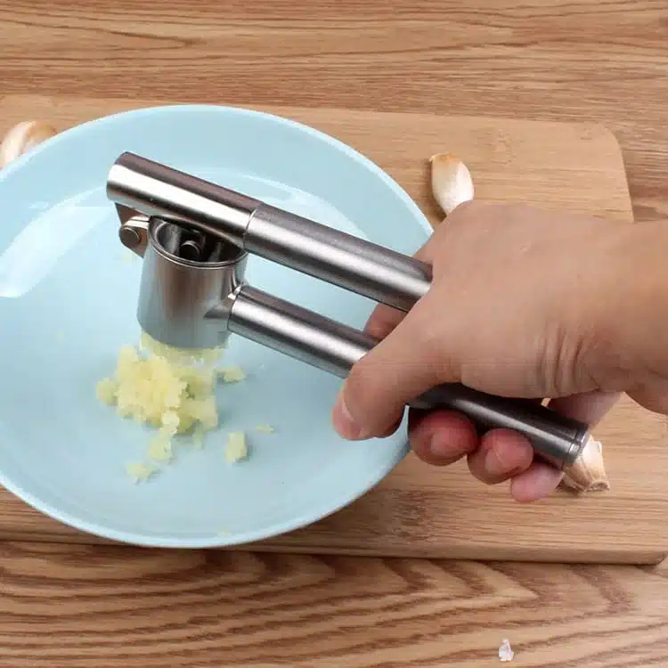 presse-ail-manuel-en-acier-inoxydable-2 Presse ail manuel en acier inoxydable pour cuisine au Maroc