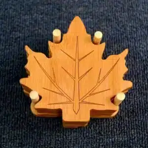 set de sous verres en bambou en forme de feuille d’érable avec support de rangement sur une surface bleue