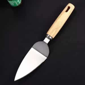 pelle à gâteau avec manche en bois