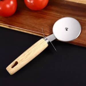 coupe-pizza avec manche en bois