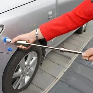 Outil de réparation de bosses de voiture sans peinture avec marteau à inertie et embouts de débosselage.