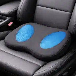 Coussin lombaire ergonomique noir avec zones respirantes bleues pour soutien du dos en voiture ou au bureau.