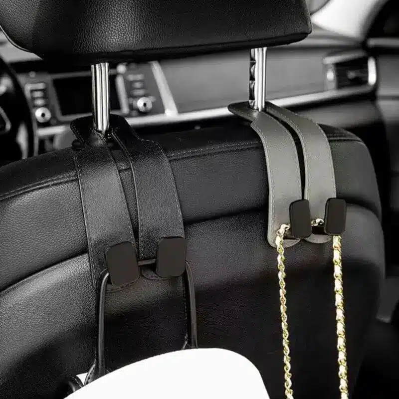 crochet-double-pour-appui-tete-de-voiture-noir-2 Crochet double noir en similicuir fixé sur l’appui-tête d’un siège de voiture pour suspendre sacs et accessoires.