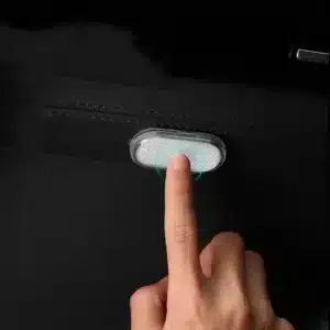 Lampe LED intérieure rechargeable USB fixée dans une voiture avec éclairage tactile haute luminosité.