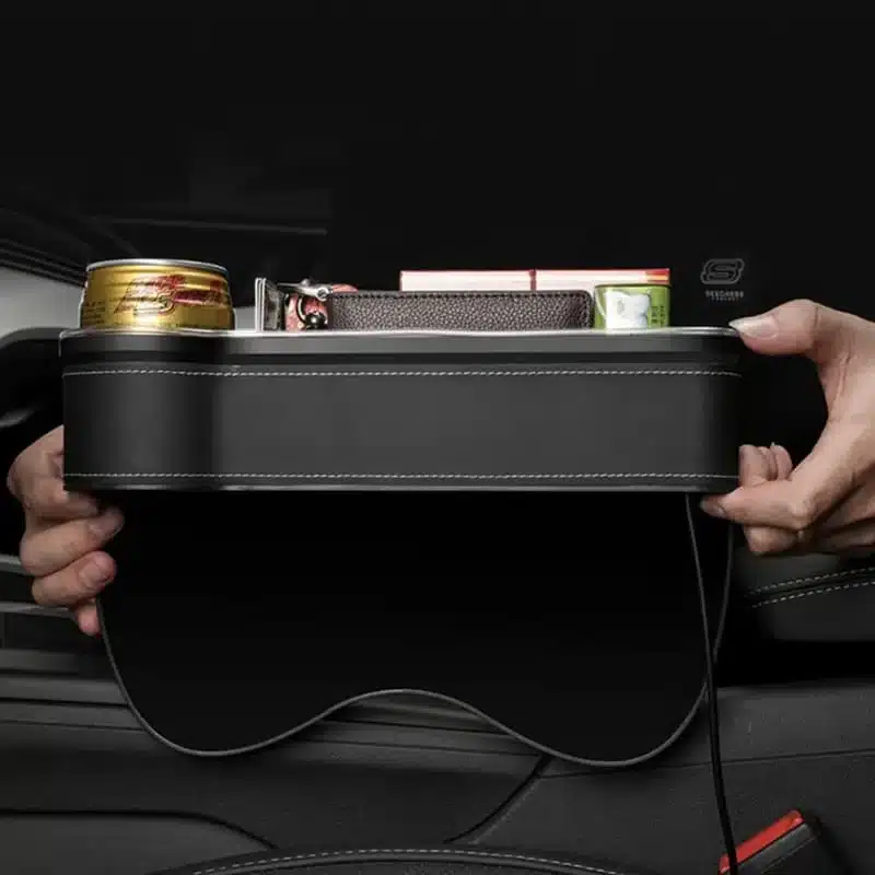 organisateur-de-siege-de-voiture-led-1 Organisateur de siège voiture LED noir avec porte-gobelet, rangement multifonction et double port USB.