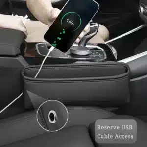 Organisateur de siège voiture en cuir noir installé entre le siège et la console centrale pour ranger téléphone, clés et accessoires.