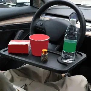 Table plateau multifonction fixée sur volant de voiture avec porte-gobelet intégré pour repas et travail.