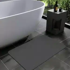 Tapis de salle de bain absorbant noir antidérapant à séchage rapide.