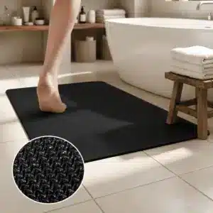 Tapis de salle de bain absorbant noir antidérapant à séchage rapide.