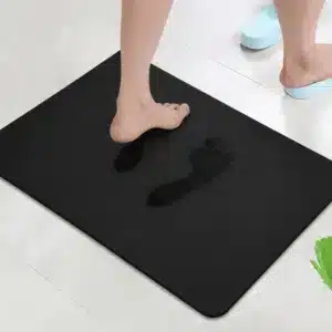 Tapis de salle de bain absorbant noir antidérapant à séchage rapide.