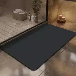 Tapis de salle de bain absorbant noir antidérapant à séchage rapide.