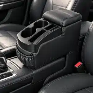 Accoudoir central universel pour voiture noir effet cuir avec deux porte-gobelets et compartiments de rangement entre les sièges avant.