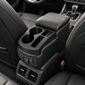 Accoudoir central universel pour voiture noir effet cuir avec deux porte-gobelets et compartiments de rangement entre les sièges avant.