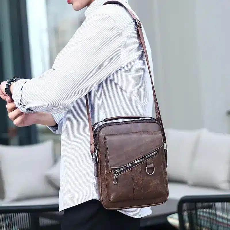 sac-bandouliere-homme-en-similicuir-marron-1 Sac Bandoulière Homme en Similicuir