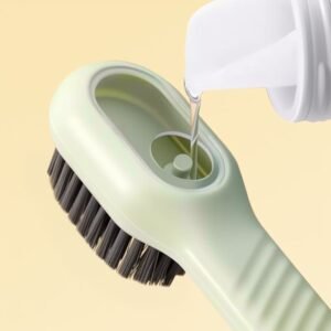 Brosse nettoyante avec réservoir et distributeur de savon intégré