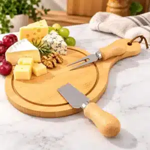 Planche à fromage en bambou avec couteaux et ustensiles