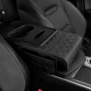 Accoudoir de voiture noir avec porte gobelet et distributeur de mouchoirs intégré.