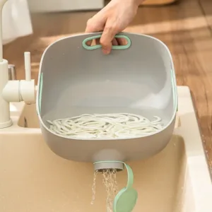 Bassine de cuisine grise avec bouchon de vidange et poignées intégrées pour laver et égoutter les fruits et légumes.