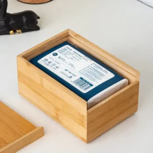 Boîte à mouchoirs en bambou naturel avec ouverture centrale et fond coulissant, distributeur élégant pour salon, chambre et bureau au Maroc.