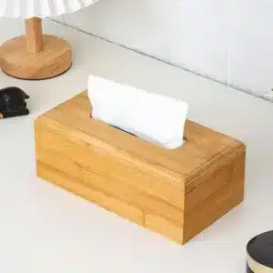Boîte à mouchoirs en bambou naturel avec ouverture centrale et fond coulissant, distributeur élégant pour salon, chambre et bureau au Maroc.