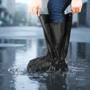 Couvre chaussure imperméable noir montant avec fermeture éclair et sangles de maintien pour protection contre la pluie au Maroc.
