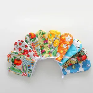 Lot de gant de cuisine et manique isolants avec motifs floraux bleus et jaunes pour manipuler les plats chauds.