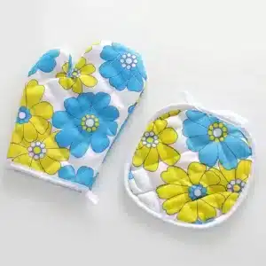 Lot de gant de cuisine et manique isolants avec motifs floraux bleus et jaunes pour manipuler les plats chauds.