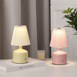 Lampe de chevet LED moderne avec abat-jour plissé et base élégante, idéale pour la décoration d'une chambre ou d'un salon au Maroc.