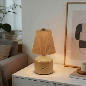 Lampe de chevet LED moderne avec abat-jour plissé et base élégante, idéale pour la décoration d'une chambre ou d'un salon au Maroc.
