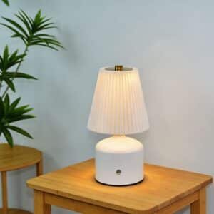 Lampe de chevet LED moderne avec abat-jour plissé et base élégante, idéale pour la décoration d'une chambre ou d'un salon au Maroc.