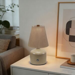 Lampe de chevet LED moderne avec abat-jour plissé et base élégante, idéale pour la décoration d'une chambre ou d'un salon au Maroc.