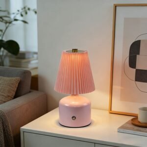Lampe de chevet LED moderne avec abat-jour plissé et base élégante, idéale pour la décoration d'une chambre ou d'un salon au Maroc.